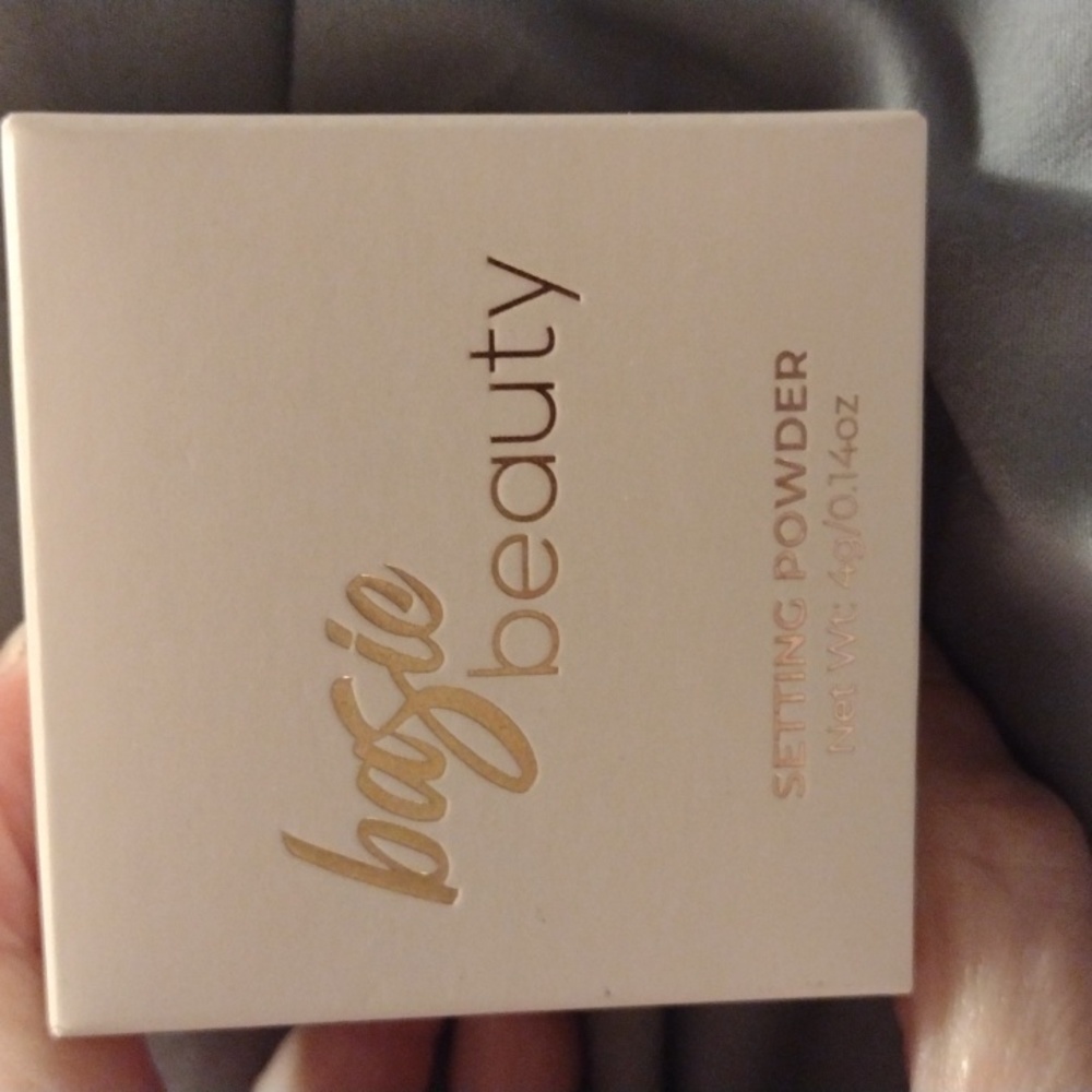 (NEW IN BOX)) Bagie Beauty Translucent Setting Powder